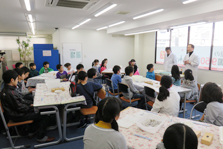 スルメイカの解剖（理科実験教室）の様子