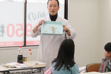 スルメイカの解剖（理科実験教室）の様子