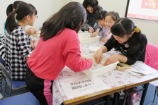 スルメイカの解剖（理科実験教室）の様子