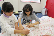 スルメイカの解剖（理科実験教室）の様子