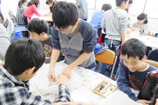 スルメイカの解剖（理科実験教室）の様子