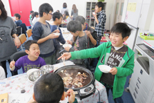 スルメイカの解剖（理科実験教室）の様子