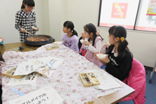 スルメイカの解剖（理科実験教室）の様子