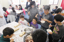 スルメイカの解剖（理科実験教室）の様子