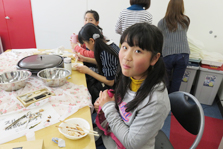 スルメイカの解剖（理科実験教室）の様子