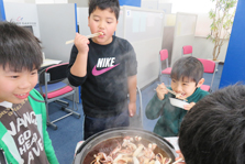 スルメイカの解剖（理科実験教室）の様子