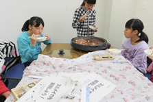 スルメイカの解剖（理科実験教室）の様子