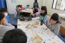 スルメイカの解剖（理科実験教室）の様子