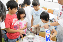 科学の力でアイスクリームを作ってみよう（理科実験教室の様子