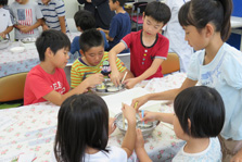 科学の力でアイスクリームを作ってみよう（理科実験教室の様子