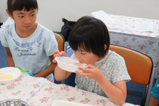 科学の力でアイスクリームを作ってみよう（理科実験教室の様子