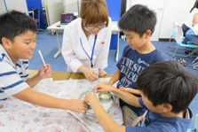 科学の力でアイスクリームを作ってみよう（理科実験教室の様子