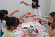 科学の力でアイスクリームを作ってみよう（理科実験教室の様子