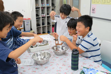 科学の力でアイスクリームを作ってみよう（理科実験教室の様子