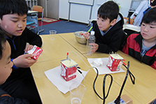電気パンとおいしいバターを作ってみよう（理科実験教室）の様子