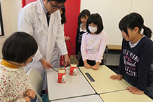 電気パンとおいしいバターを作ってみよう（理科実験教室）の様子