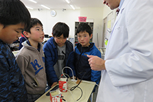 電気パンとおいしいバターを作ってみよう（理科実験教室）の様子