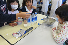 電気パンとおいしいバターを作ってみよう（理科実験教室）の様子