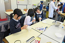 電気パンとおいしいバターを作ってみよう（理科実験教室）の様子