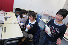 電気パンとおいしいバターを作ってみよう（理科実験教室）の様子
