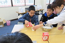電気パンとおいしいバターを作ってみよう（理科実験教室）の様子