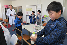 電気パンとおいしいバターを作ってみよう（理科実験教室）の様子