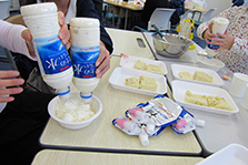 電気パンとおいしいバターを作ってみよう（理科実験教室）の様子