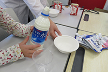 電気パンとおいしいバターを作ってみよう（理科実験教室）の様子