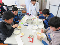 電気パンとおいしいバターを作ってみよう（理科実験教室）の様子