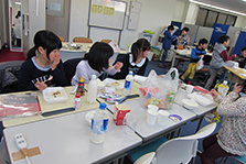 電気パンとおいしいバターを作ってみよう（理科実験教室）の様子