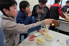 電気パンとおいしいバターを作ってみよう（理科実験教室）の様子