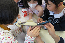電気パンとおいしいバターを作ってみよう（理科実験教室）の様子