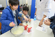 電気パンとおいしいバターを作ってみよう（理科実験教室）の様子