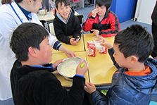 電気パンとおいしいバターを作ってみよう（理科実験教室）の様子